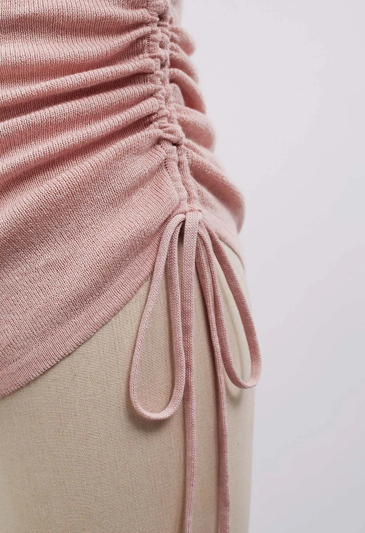 Haut en tricot rose avec cordon de serrage et nœud décoratif sur le côté