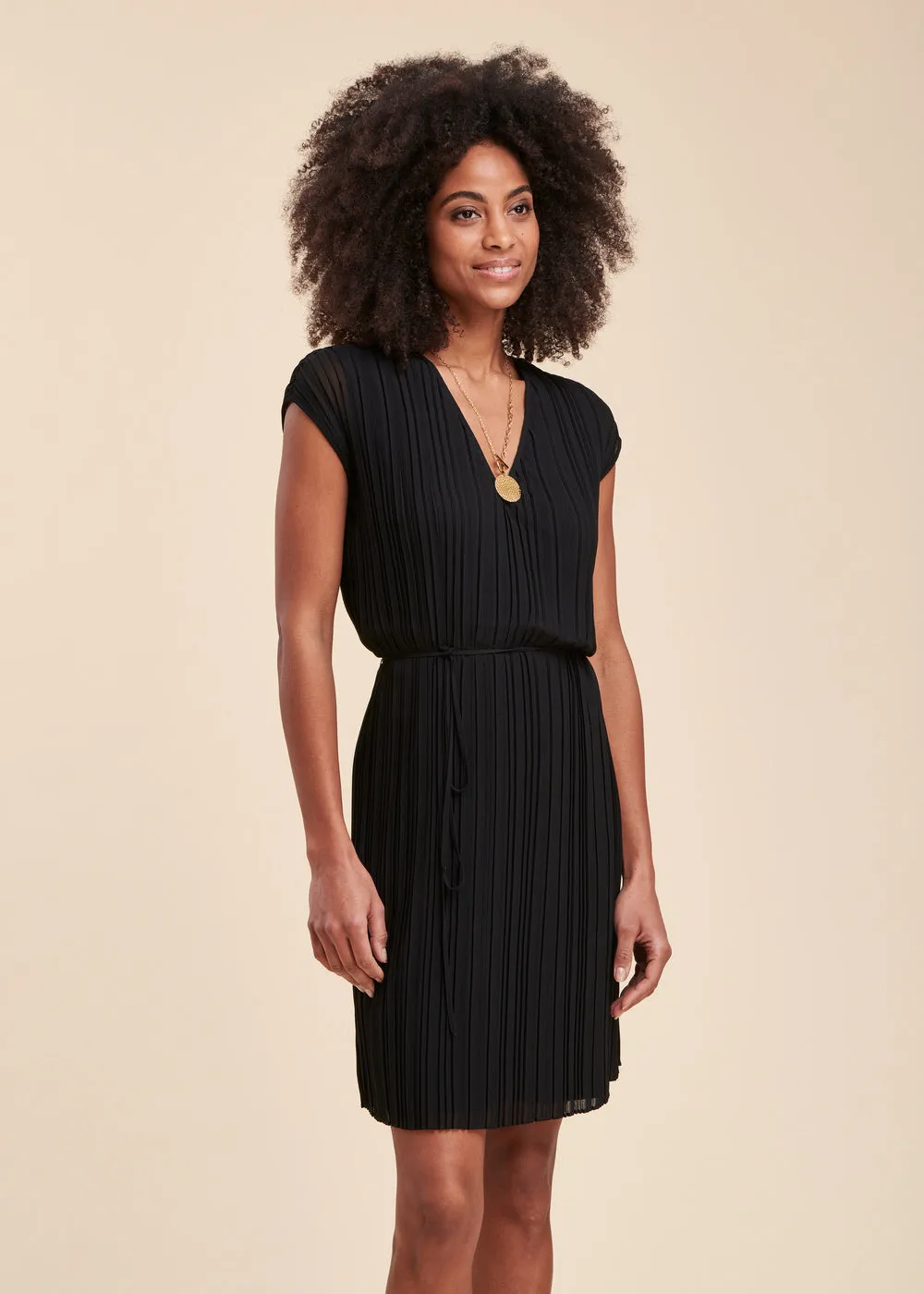 Robe courte ajustée en voile de polyester plissé