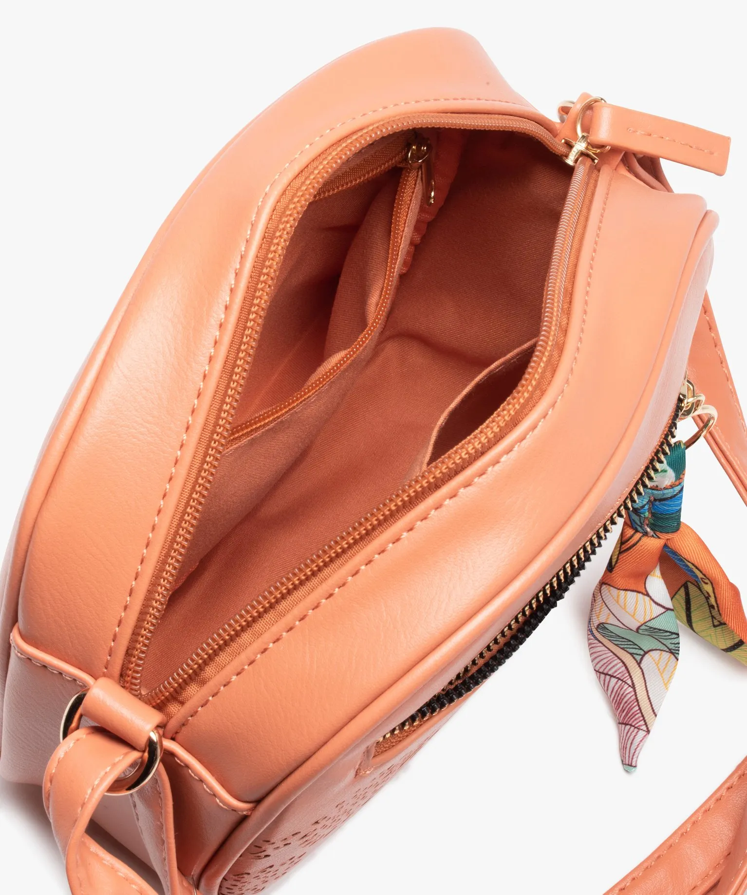 Sac femme petit format avec motif ajouré et breloque en tissu orange clair