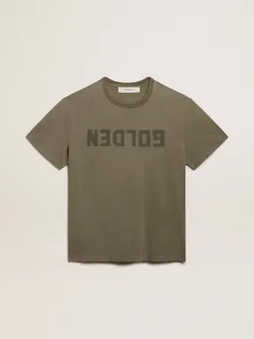 T-shirt regular vert olive avec inscription Golden sur le devant | Golden Goose